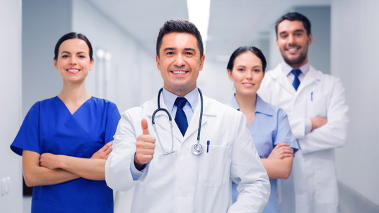 Ile maksymalnie powinien zarabiać polski lekarz? Ile zarabiają lekarze na Zachodzie?