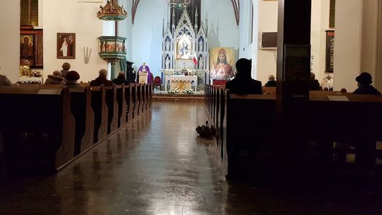 Ile osób w kościele na Wielkanoc