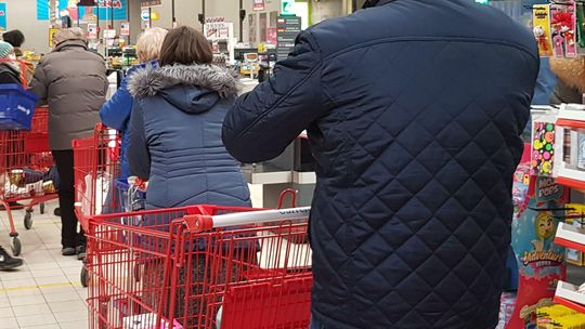 Ile zarabiają w sklepach takich jak Biedronka Lidl czy Dino? Dlaczego wciąż poszukują pracowników