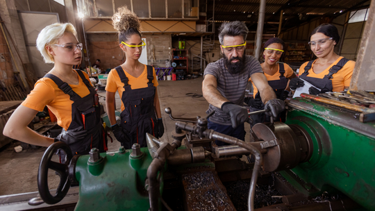 Płace we wszystkich zakładach będą jawne. Wyrównanie musi nastąpić Płace we wszystkich zakładach będą jawne. Wyrównanie musi nastąpić