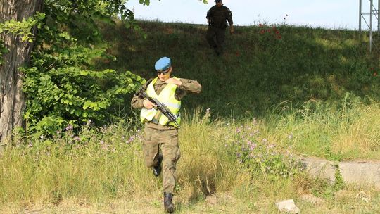 Incydent na granicy. Wybiegli z bronią na dziennikarza robiącego zdjęcia żołnierzom i pogranicznikom