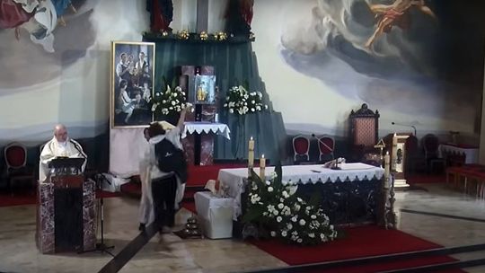 Podczas mszy w Boże Ciało rzucił butelką w tabernakulum. Interweniowali wierni i policja