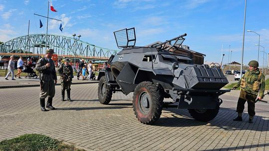 Inscenizacja aby porobić SOBIE zdjęcia? Piknik podczas powodzi [FILM, FOTO]