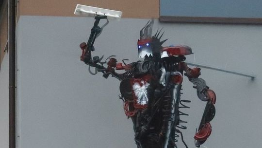 Instalacja dumnie stanęła przed sklepem 