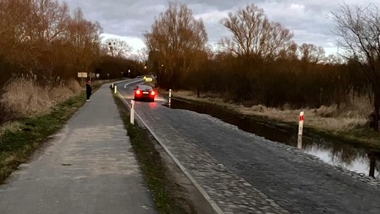 Jadą samochodami przez zamkniętą drogę nawet po... ścieżce rowerowej!