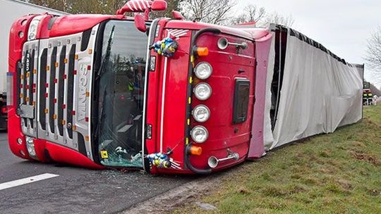 Jadą tak szybko, że dzwonią żyrandole - skarży się czytelnik Jadą tak szybko, że dzwonią żyrandole - skarży się czytelnik
