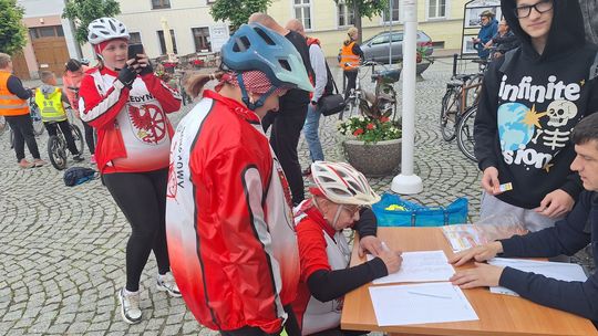 Jadą tam gdzie jest podnośnia statków. Zapraszają na wycieczkę rowerową za Odrę