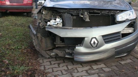 Jadące renaultem trzy kobiety wpadły w poślizg