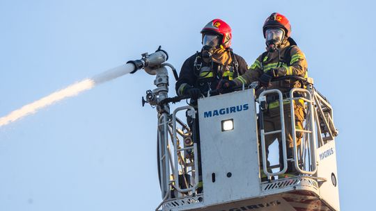 Jak doszło do tego pożaru? Ostrzeżenie RCB, ewakuacja i osoba w szpitalu