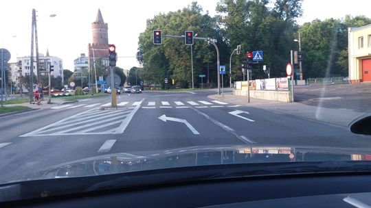 Jak jechać prosto zgodnie z oznakowaniem? - pyta czytelnik 