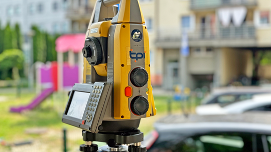 Jak kalibrować tachimetr? Dlaczego regularna kalibracja jest tak istotna?