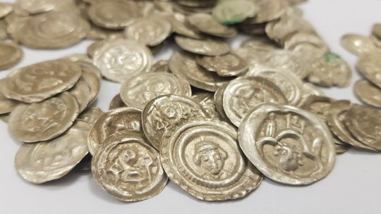 Niezwykłe odkrycie archeologiczne. Kundelek znalazł XIII-wieczny garniec ze srebrem