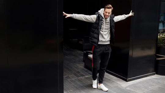 Jak nosić męskie spodnie dresowe poza siłownią?