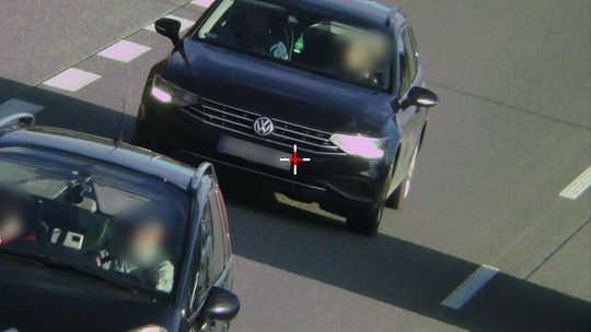 Jak policjanci mierzą odległości między samochodami. Mandaty za jazdę "na zderzaku"