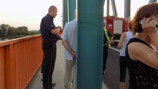 Jak policjant uratował kobietę, która chciała skoczyć z mostu