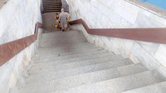 Jak poradzić sobie z wózkiem na dworcu