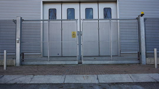 Jak przedłużyć żywotność bramy harmonijkowej - praktyczne porady dla firm