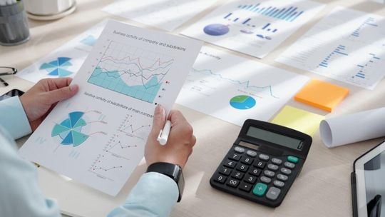 Jak przeprowadzić wycenę przedsiębiorstwa na tle zmieniających się trendów rynkowych?