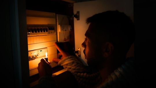 Blackout jest możliwy także u nas. Ta instrukcja pomoże ci się przygotować i ewentualnie przetrwać