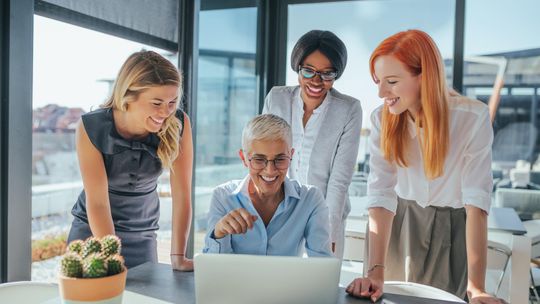 Jak się ubrać na rozmowę o pracę? Zobacz sprawdzone zestawy