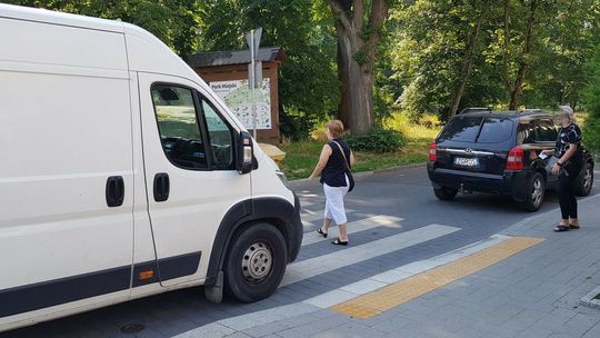 Jak tu przejść? Mistrz parkowania i interwencja straży miejskiej Jak tu przejść? Mistrz parkowania i interwencja straży miejskiej