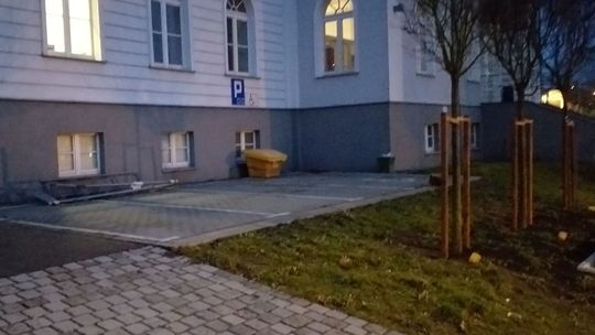 Jak tu zaparkować? - pyta czytelniczka, pokazując architektoniczny absurd 