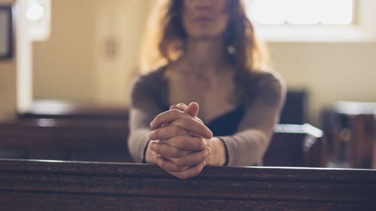 Wiara młodych. Co piąty chodzi w niedziele do kościoła. Połowa chodzi na religię, Jan Paweł II nie dla wszystkich jest autorytetem