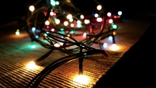 Jak wieszać lampki na choince?