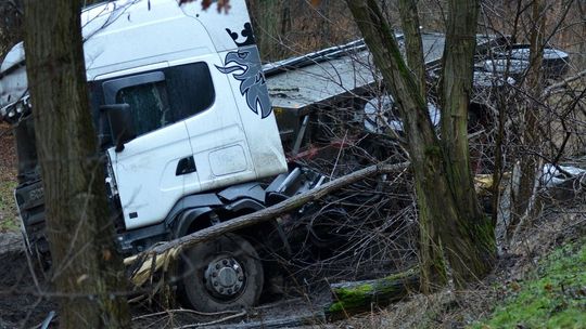 Jak wyładowany Tir wylądował w rowie