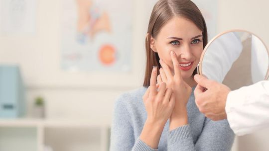 Jak założyć soczewki? Krok po kroku dla początkujących