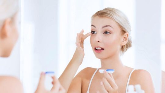 Jak zdejmować soczewki – łatwe techniki dla początkujących