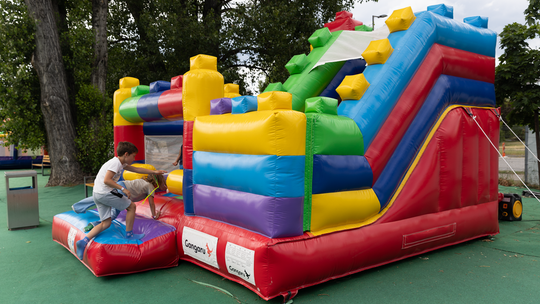 Jaki dmuchany zamek wybrać dla firmy eventowej lub domu kultury? Małe, średnie i duże modele w praktyce