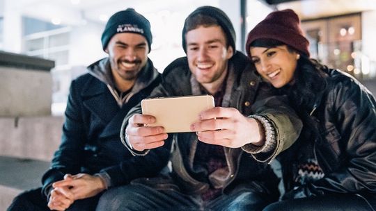 Jaki smartfon do selfie? Nasze TOP 3 urządzeń z niezawodnymi aparatami Jaki smartfon do selfie? Nasze TOP 3 urządzeń z niezawodnymi aparatami