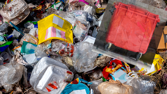 Do czego jest czerwony pojemnik? Zobacz jakie odpady powinny tam lądować