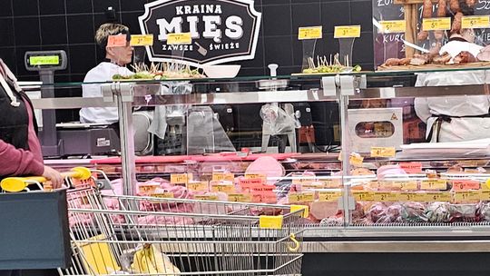 Jakie zarobki są w Biedronce, Lidlu czy Dino? Pracownicy lubią premie