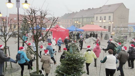 Jarmark bożonarodzeniowy ze śpiewem i marszem nordic walking [zdjęcia]