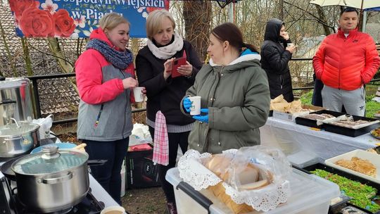 Jarmark Wielkanocny na rynku w deszczu
