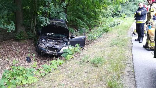 Jechał całą drogą i musiała „uciekać do rowu”. Kierowca i pasażerowie w szpitalu