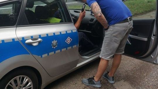 Jechał na dwóch gazach i omal się nie wywinął policjantom