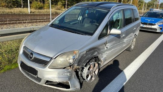 Jechał oplem bez opony i z wystrzelonymi poduszkami. Kierowca był pijany