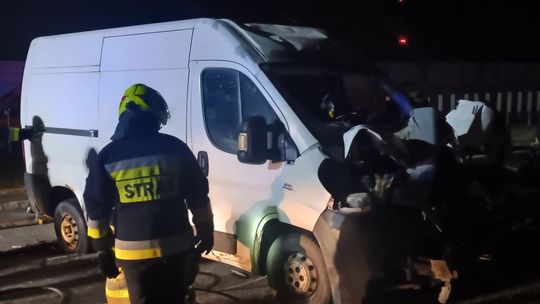 Jechali nieostrożnie i uderzyli w przejazd kolejowy