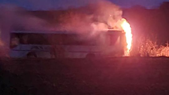 Jechali płonącym autobusem. Uratował ich kierowca osobówki [FOTO]