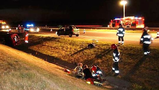 Jeden w rowie, drugi na poboczu kołami do góry