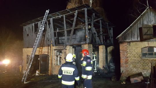 Jednocześnie spłonęły 2 samochody - mercedes i volkswagen. Straty były jeszcze większe