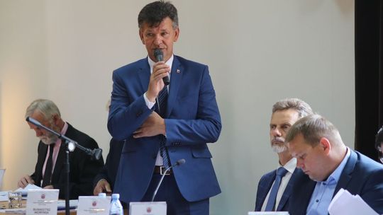 Jednogłośnie dali burmistrzowi absolutorium i obniżyli mu pensję