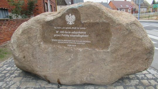 Jest niezadowolony z głazu niepodległości. Domaga się pomnika dla burmistrza i… siebie 