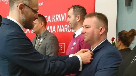 Jest sołtysem i radnym. Jako honorowy krwiodawca został odznaczony