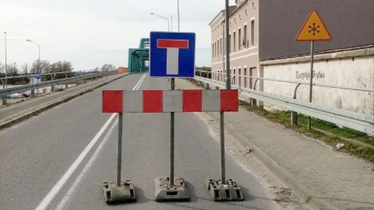 Jest wreszcie oznakowanie przed mostem. Przejście graniczne Gryfino - Mescherin zamknięte. Dalej nie pojedziesz.