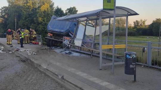 Pijany staranował samochód, autobus i przystanek. Jest wyrok