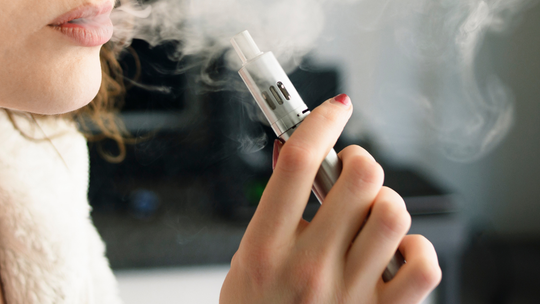 Prezydent właśnie podpisał i mamy zakaz sprzedaży e-papierosów. Co dokładnie wynika z przyjętych przepisów?